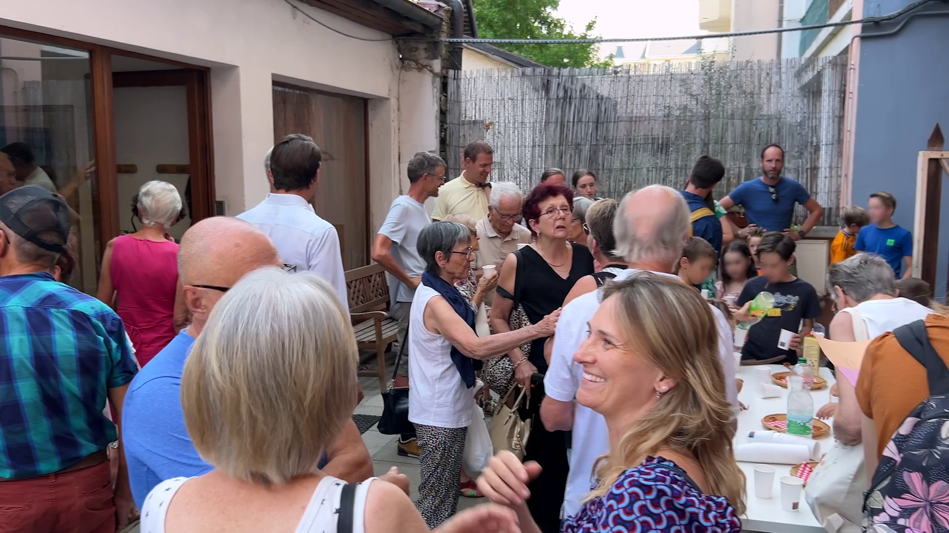 Moment convivial dans la cour